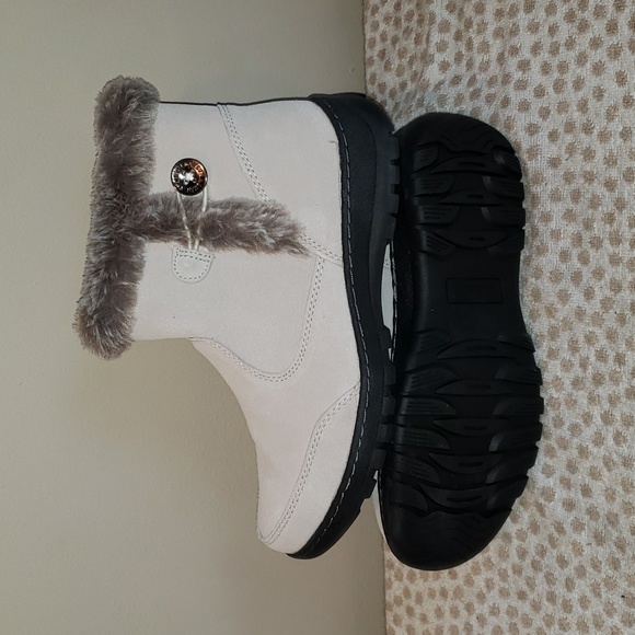 Khombu Women Boots, Size 8 Color Cream - Picture 10 of 10